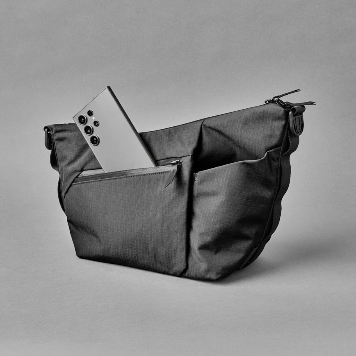 Alpaka Flow Satchel 側肩包
正面的快速存取口袋可輕鬆存放必需品,並配有內建鑰匙夾。