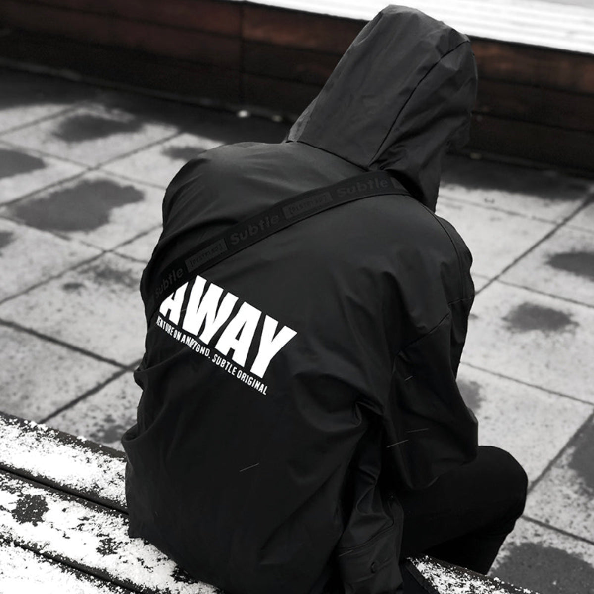 SUBTLE AWAY Raincoat 全天候防水防風風衣,背部絲印展現自由旅行風格。