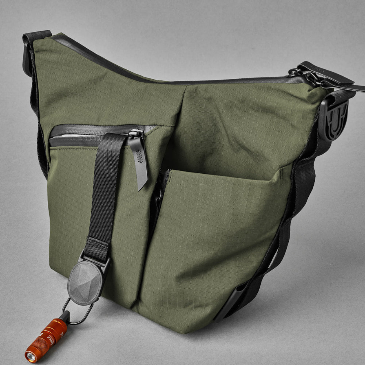 Alpaka Flow Satchel 側肩包
正面的快速存取口袋可輕鬆存放必需品,並配有內建鑰匙夾。