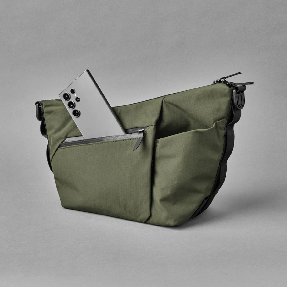 Alpaka Flow Satchel 側肩包
正面的快速存取口袋可輕鬆存放必需品,並配有內建鑰匙夾。