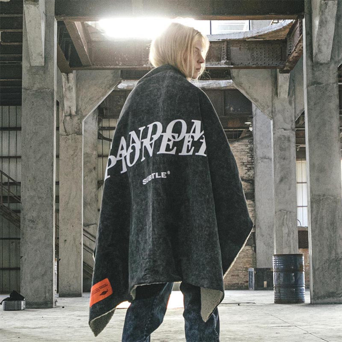 披肩用途示範圖 - SUBTLE RAWMAD 毛毯