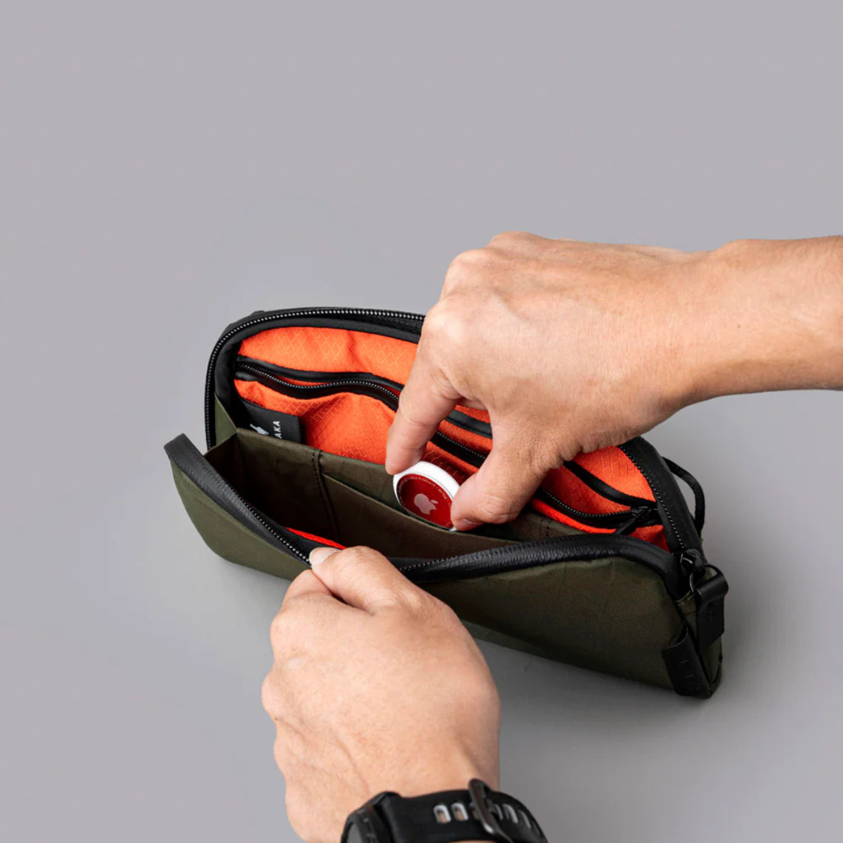 兩個內部隔層提供了適量的多功能組織,使事物井井有條,不感受到限制。