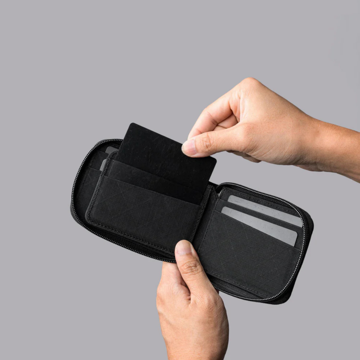 10+卡容量: 內部 9 個精心設計的卡槽,可容納超過 10 張卡片,保持卡片整齊有序。