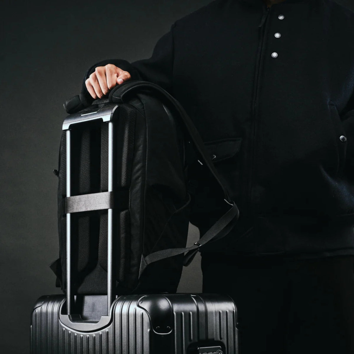 Alpaka Bravo Backpack:
背包可固定於行李箱拉桿上,非常適合商務或旅行使用。