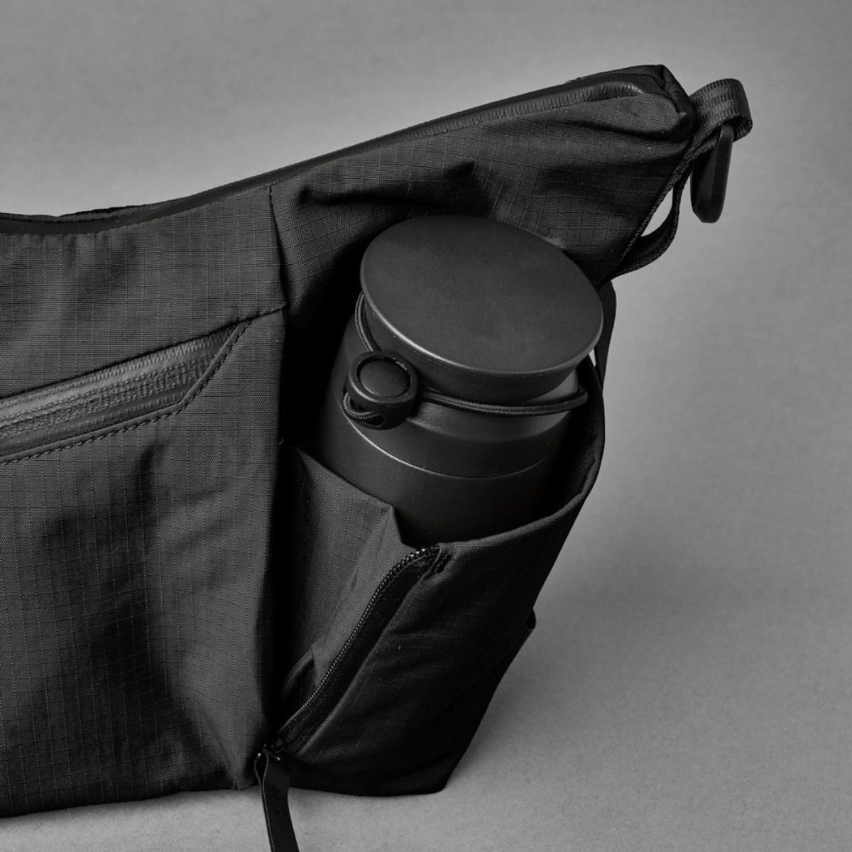 Alpaka Flow Satchel 側肩包
拉鍊擴充角撐板可讓您容納 1 公升大的瓶子。