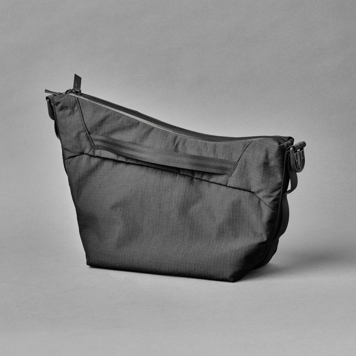 Alpaka Flow Satchel 側肩包