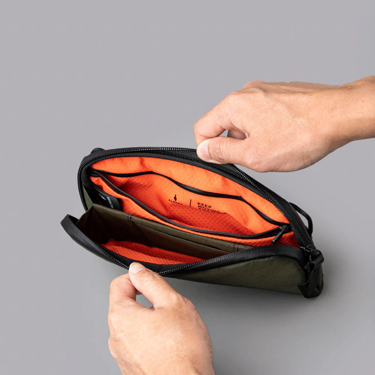 兩個內部隔層提供了適量的多功能組織,使事物井井有條,不感受到限制。