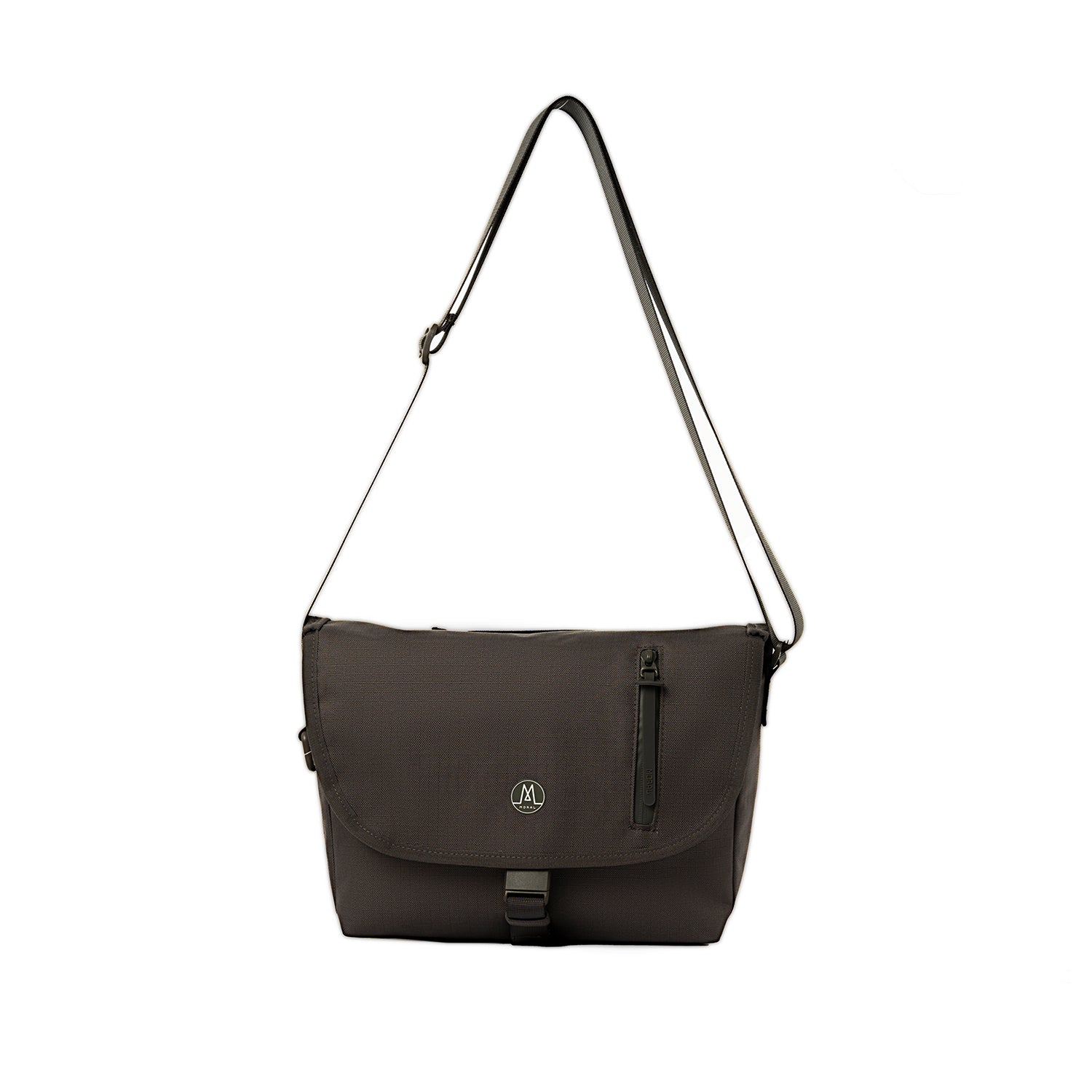 Moral NORTHSIDE 翻蓋郵差包中碼,外觀低調時尚並附有品牌LOGO。正面設有防水拉鍊與磁扣設計,兼具實用性與美觀。