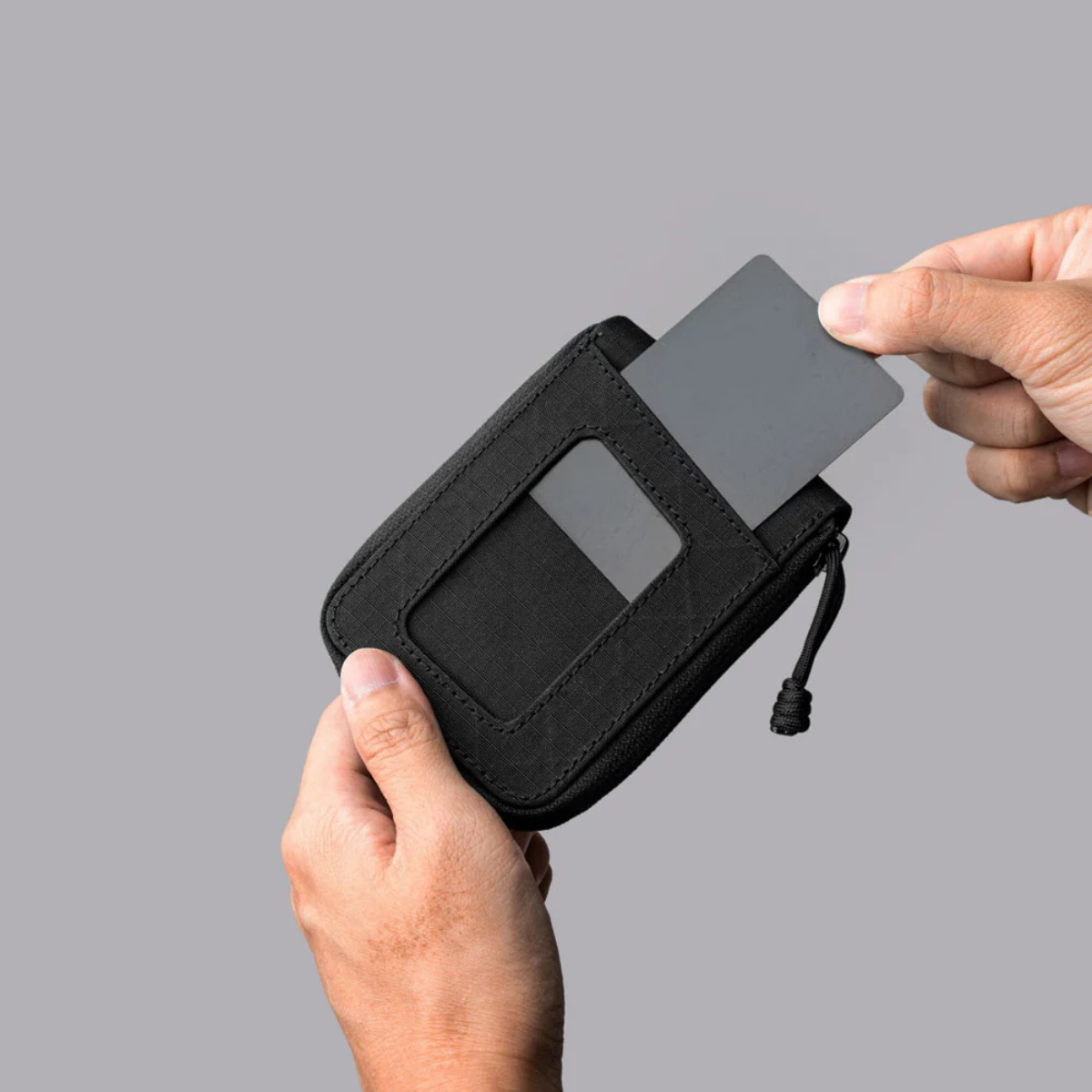 透明 ID 窗口: 外部設計透明窗口,方便快速展示證件或通行卡。