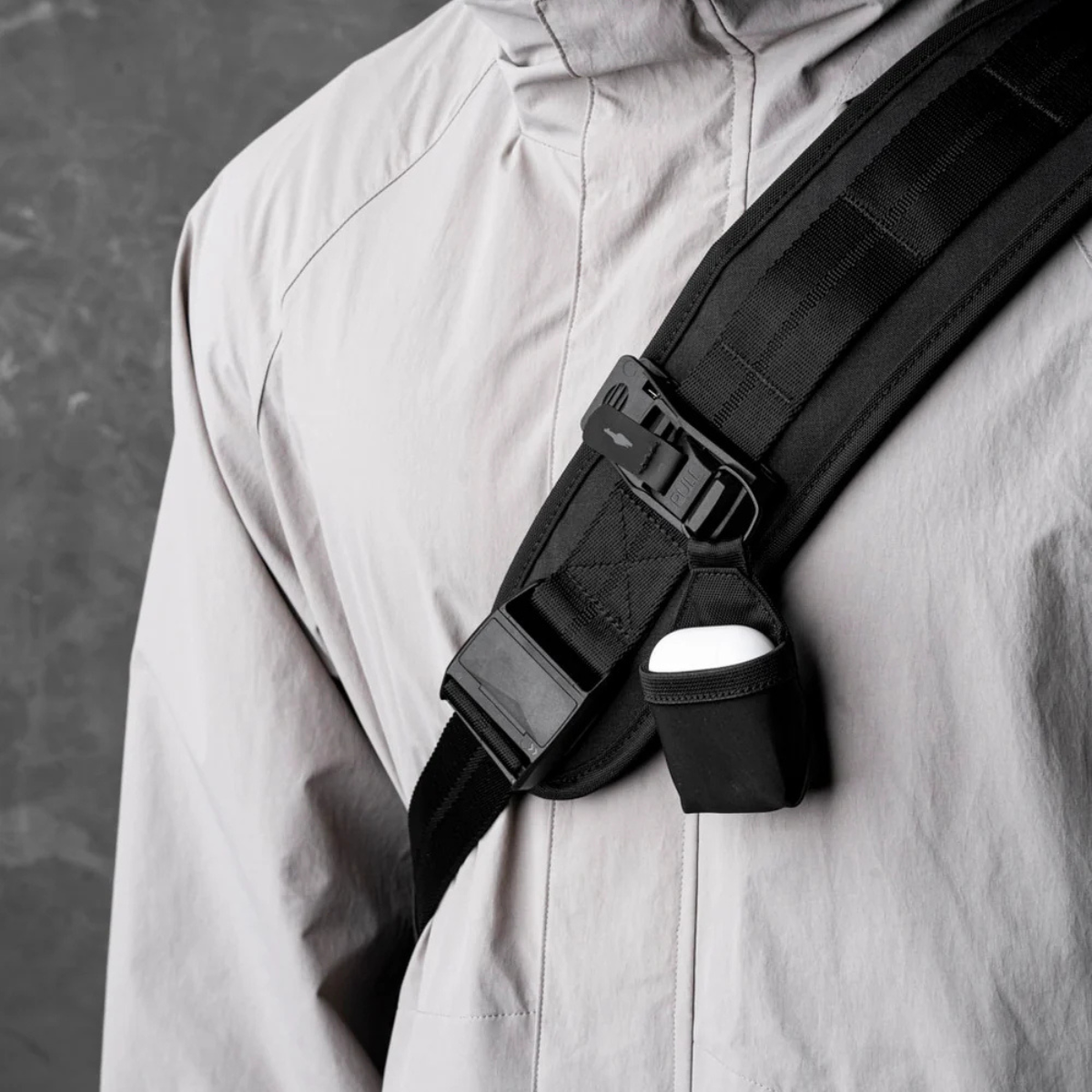 肩帶上的織帶環可讓您通過與 HUB 模組化配件(單獨出售)集成來定製您的攜帶方式。