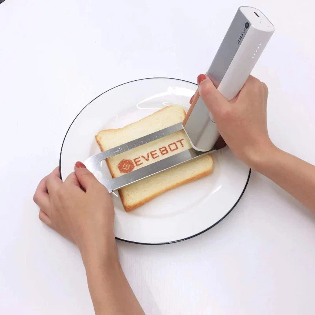 自訂 LOGO 與文字打印
支援 APP 連接,可自訂 LOGO、文字與圖案,適用於多語言輸入,滿足多樣化需求。