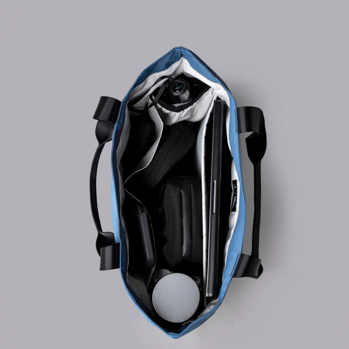 Alpaka Elements Tote (L) 托特包
內部設有襯墊筆電隔層、兩個插袋及彈性瓶套,滿足不同物品的收納需求。