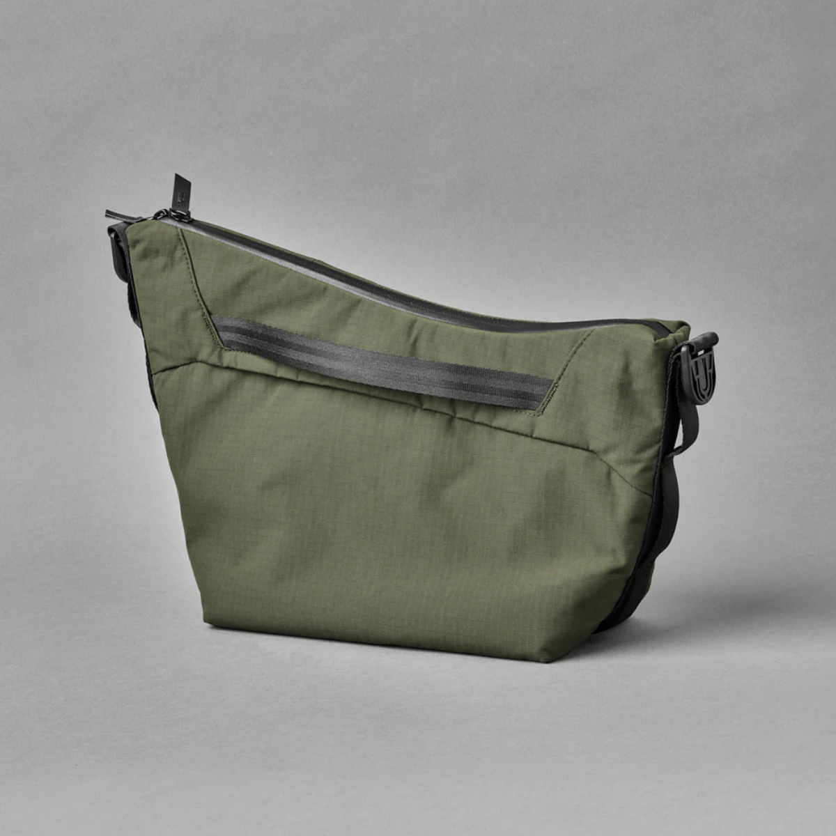 Alpaka Flow Satchel 側肩包