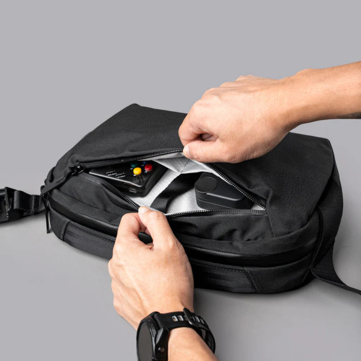 【Alpaka】Go Sling Mini V2 側肩包|新升級Maglockz扣
前部快速存取口袋,配有整合式 MOD Key Tether