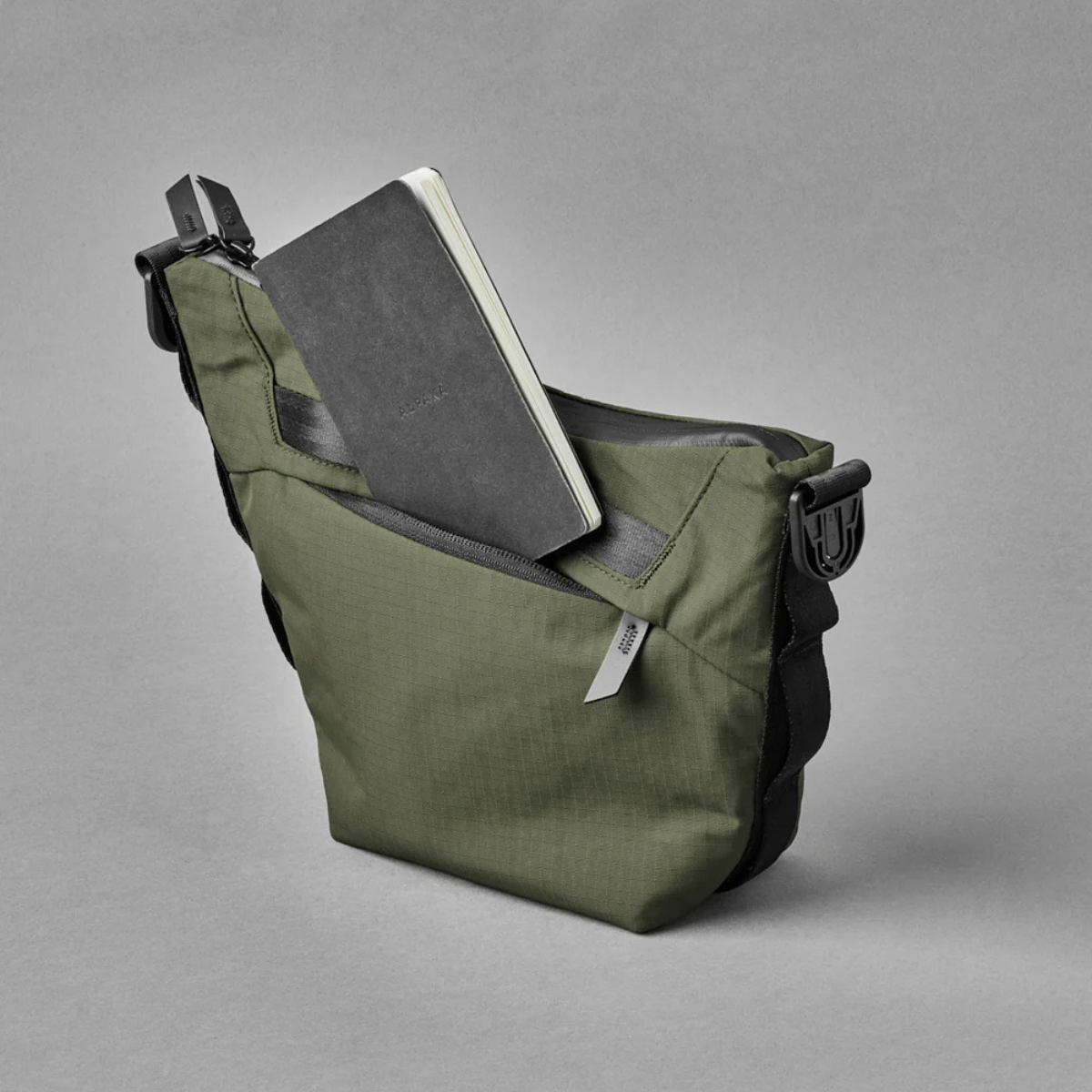 Alpaka Flow Satchel 側肩包
背面的拉鍊口袋足夠深,可容納 iPad mini(標準尺寸版本)