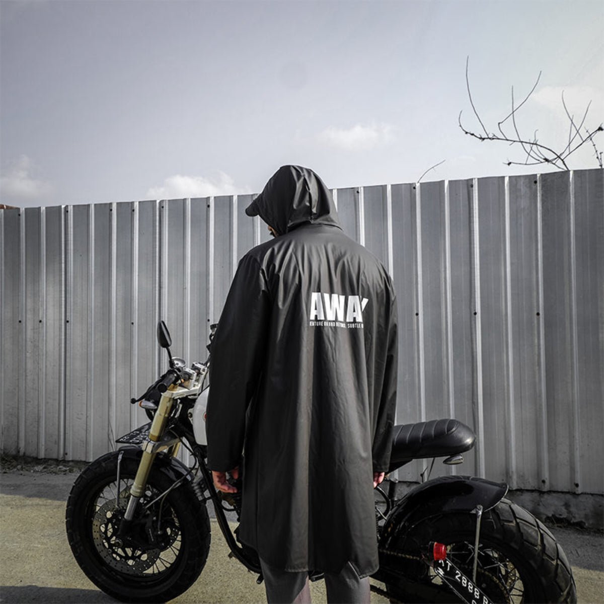 SUBTLE AWAY Raincoat 全天候防水防風風衣,採用高級橡膠塗層面料與雙層超聲波焊接技術,背部絲印展現自由旅行風格。