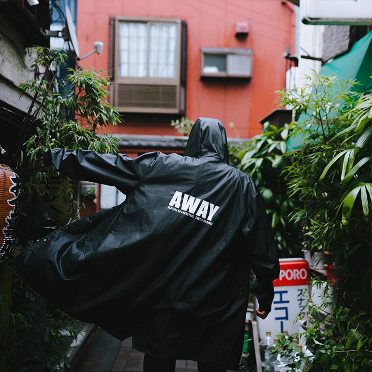 SUBTLE AWAY Raincoat 全天候防水防風風衣,採用高級橡膠塗層面料與雙層超聲波焊接技術,背部絲印展現自由旅行風格。