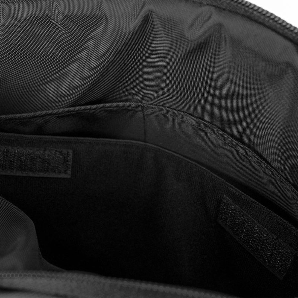 SUBTLE MAINSTREET Ranger Crossbody Bag多隔層設計,有效收納日常用品,如手機、卡片及鑰匙