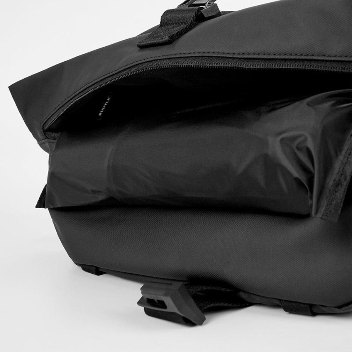 SUBTLE MAINSTREET Ranger Crossbody Bag多隔層設計,有效收納日常用品,如手機、卡片及鑰匙