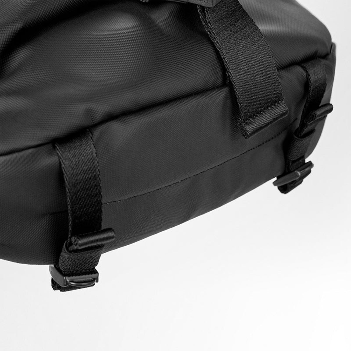 SUBTLE MAINSTREET Ranger Crossbody Bag可調節底部懸掛帶,方便攜帶雨傘或水瓶