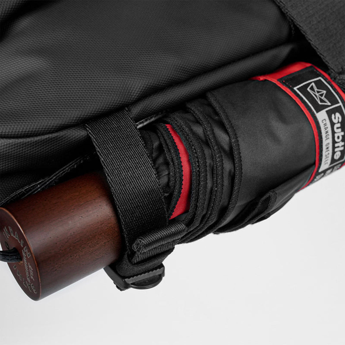 SUBTLE MAINSTREET Ranger Crossbody Bag可調節底部懸掛帶,方便攜帶雨傘或水瓶