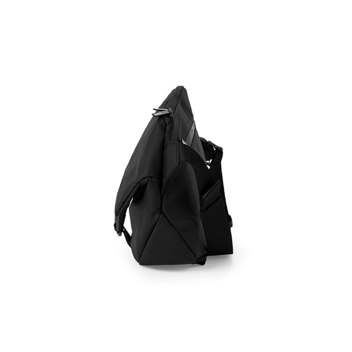 SUBTLE MAINSTREET Ranger Crossbody Bag內置乾濕分離口袋,保持物品整潔分區