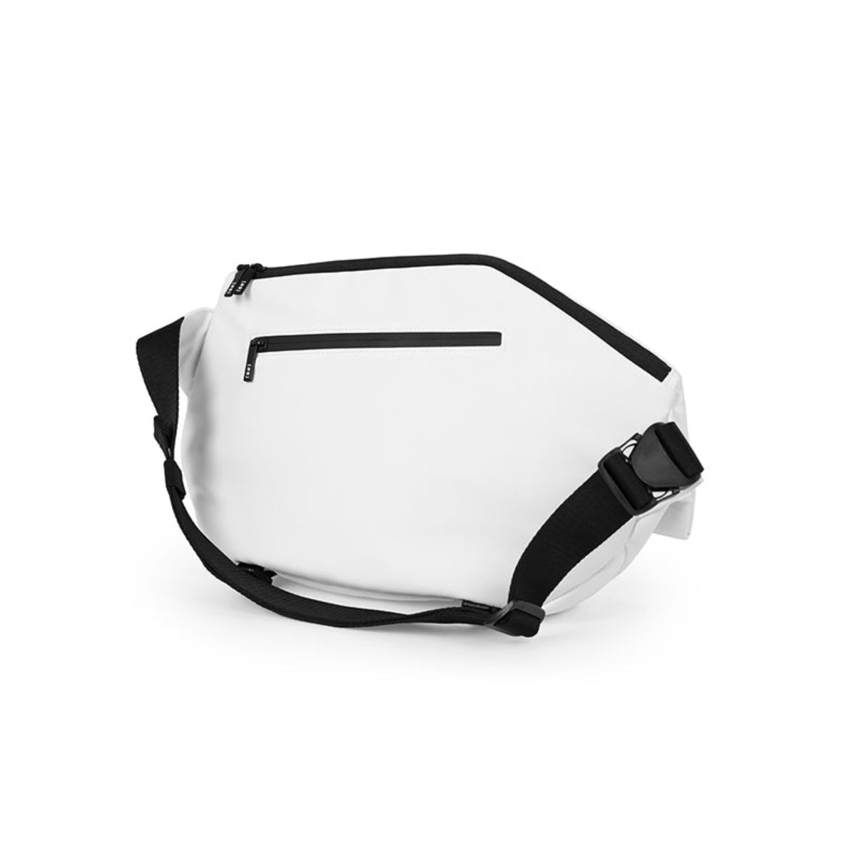 多隔層設計,有效收納日常用品,如手機、卡片及鑰匙