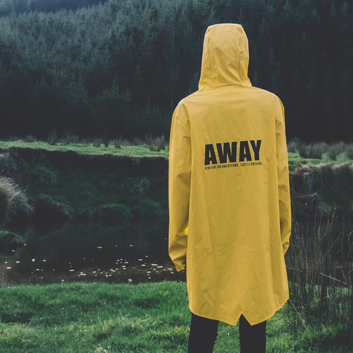 SUBTLE AWAY Raincoat 全天候防水防風風衣,採用高級橡膠塗層面料與雙層超聲波焊接技術,背部絲印展現自由旅行風格。