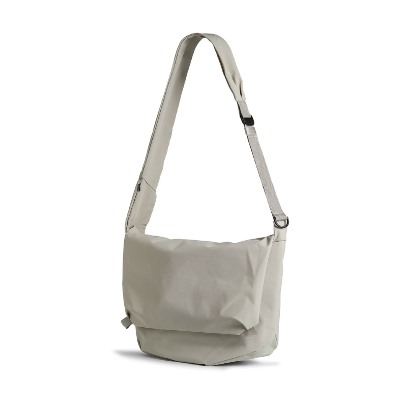 BITPLAY Essential 6.5L Messenger Bag 灰色款,展示防潑水與輕量設計