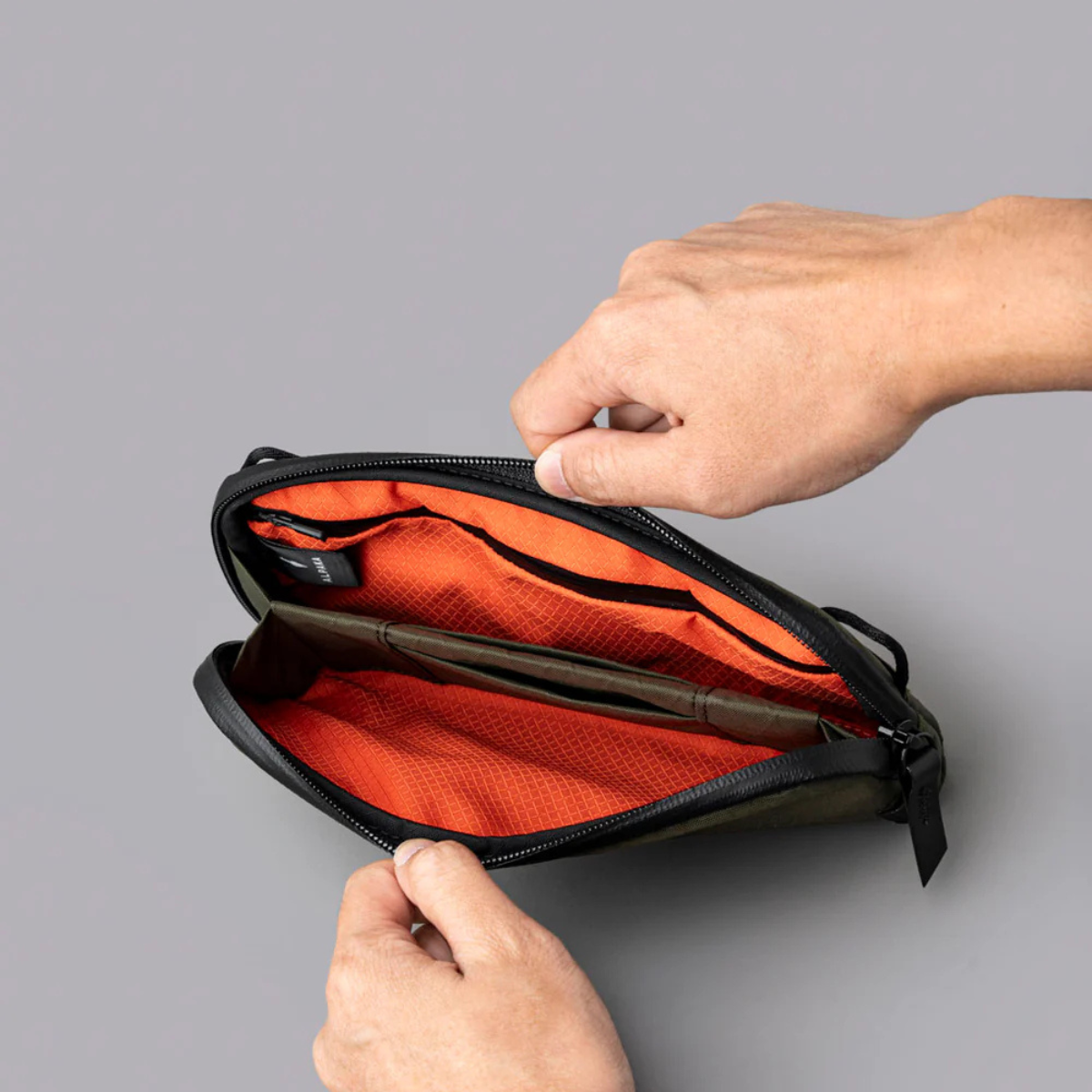 兩個內部隔層提供了適量的多功能組織,使事物井井有條,不感受到限制。