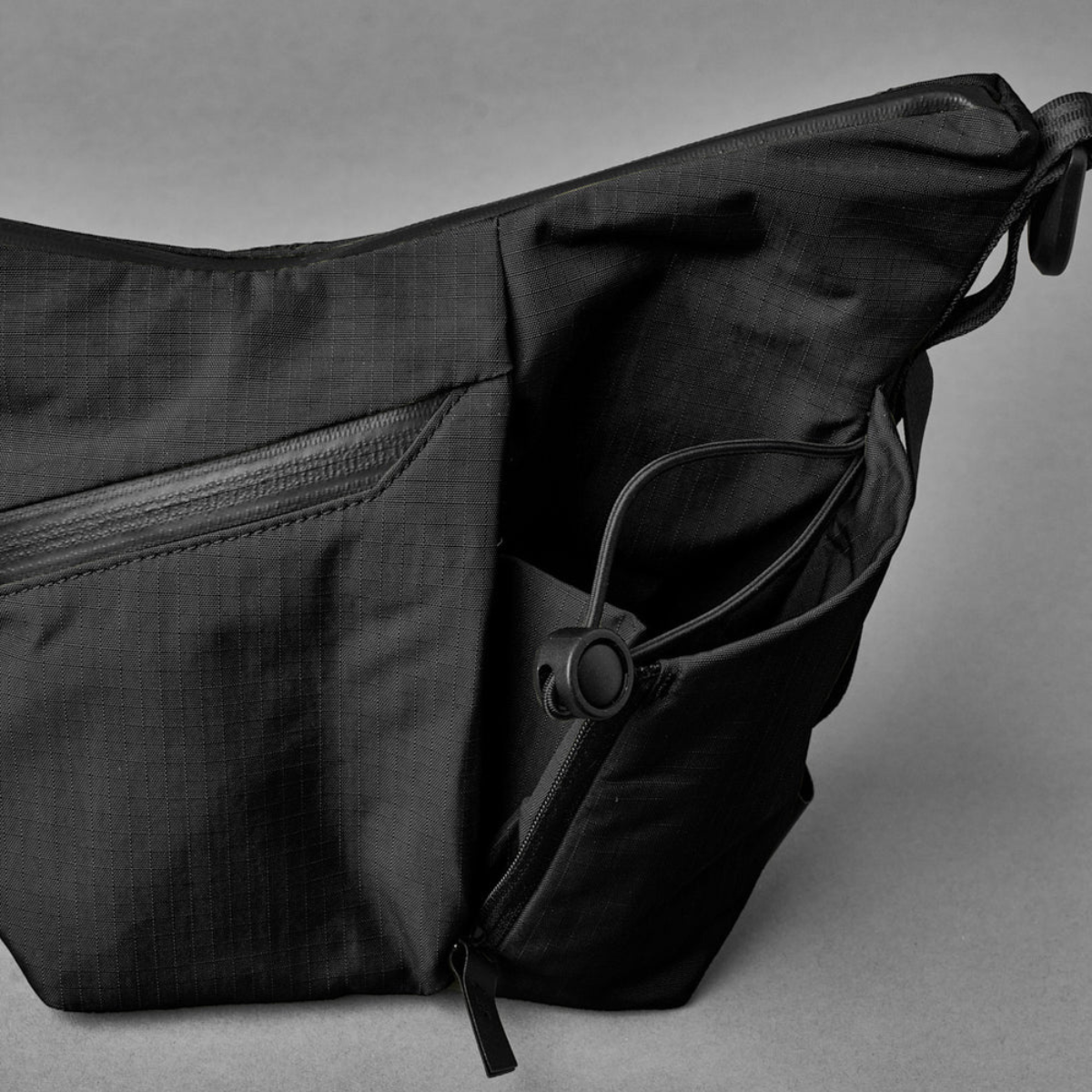 Alpaka Flow Satchel 側肩包
拉鍊擴充角撐板可讓您容納 1 公升大的瓶子。