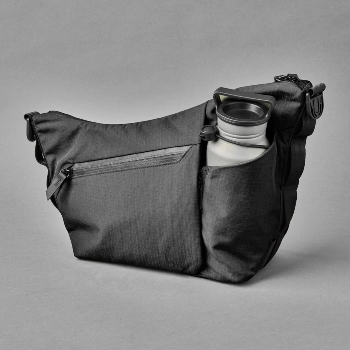 Alpaka Flow Satchel 側肩包
拉鍊擴充角撐板可讓您容納 1 公升大的瓶子。