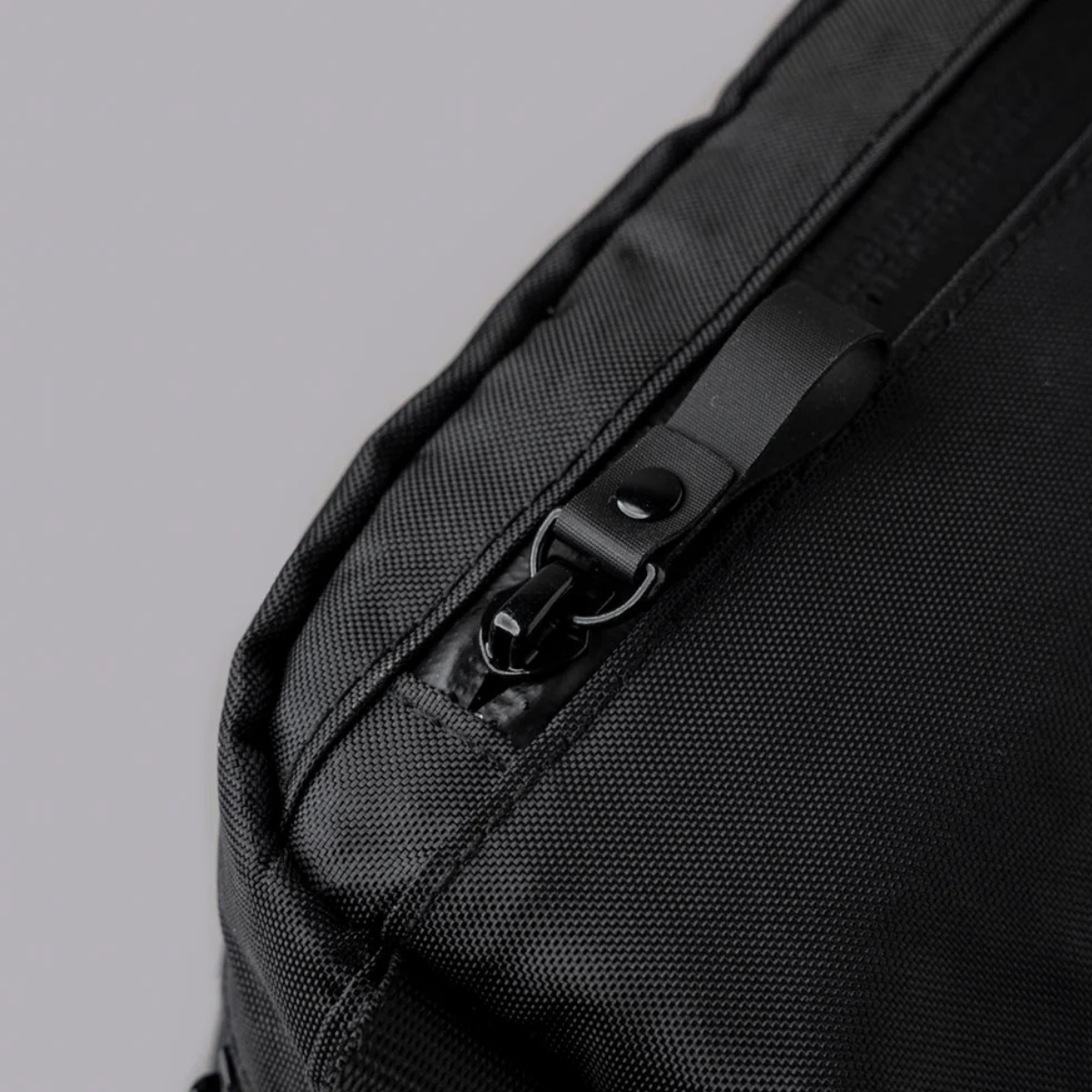 搭配 YKK Aquaguard 防水拉鍊,確保內部物品乾爽。