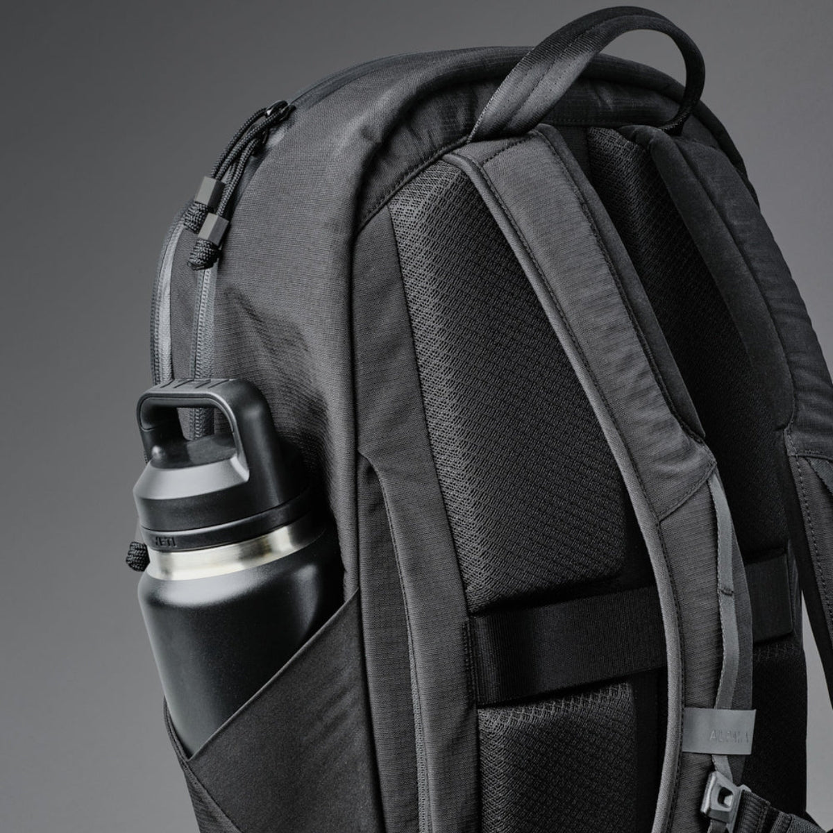 Alpaka Bravo Backpack:
側袋可容納飲水瓶,旅行時方便取用。