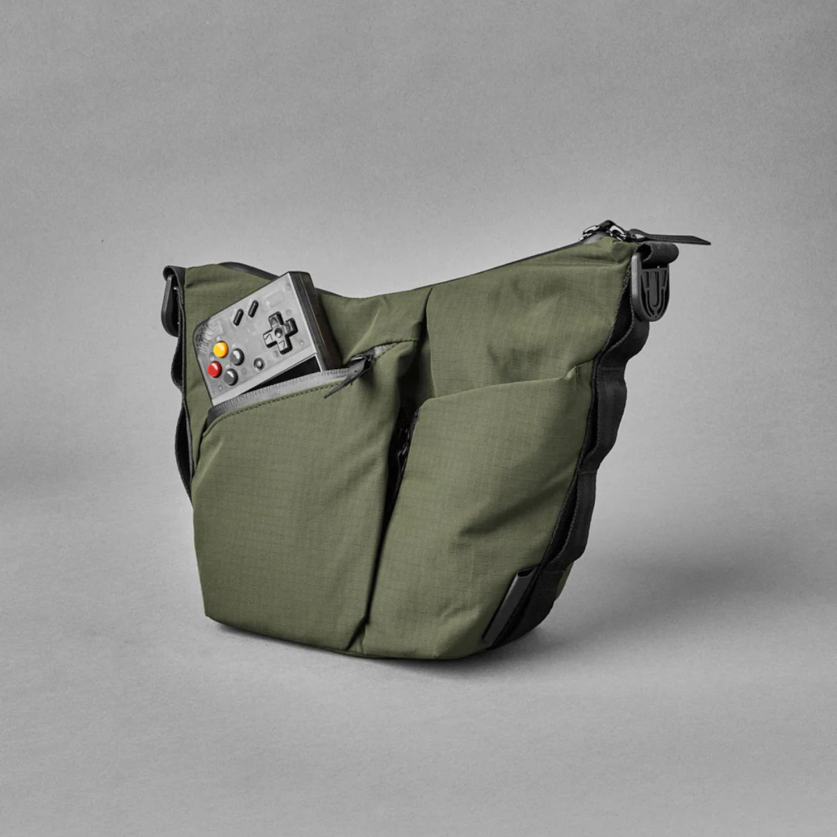 Alpaka Flow Satchel 側肩包
正面的快速存取口袋可輕鬆存放必需品,並配有內建鑰匙夾。