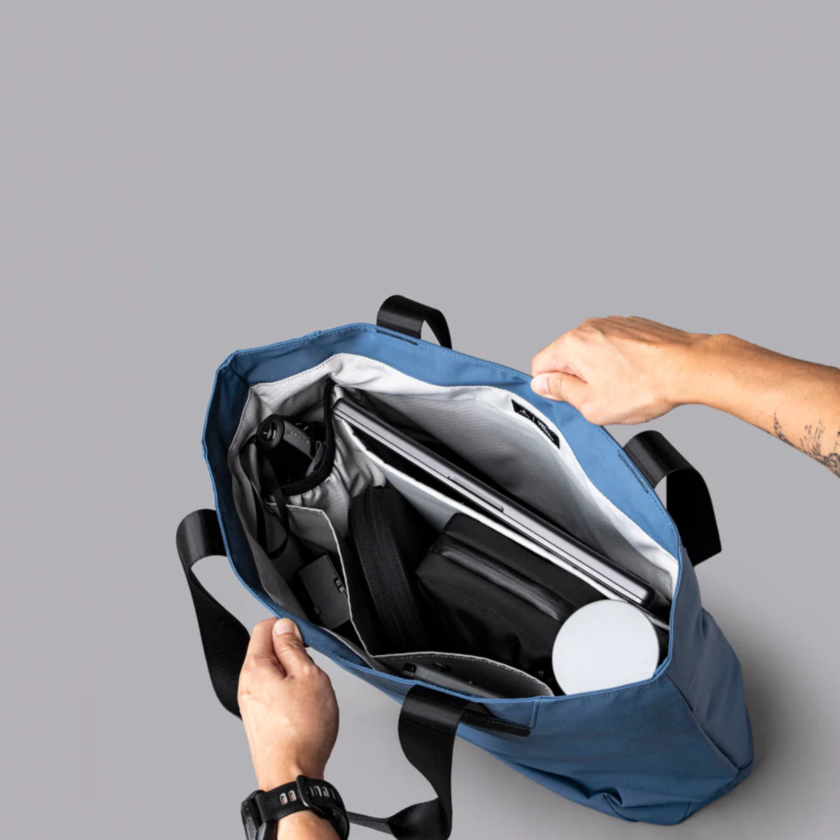 Alpaka Elements Tote (L) 托特包
內部設有襯墊筆電隔層、兩個插袋及彈性瓶套,滿足不同物品的收納需求。