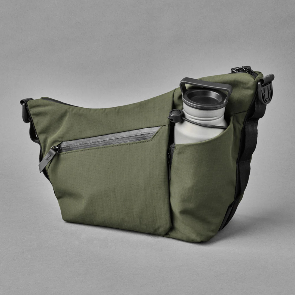 Alpaka Flow Satchel 側肩包
拉鍊擴充角撐板可讓您容納 1 公升大的瓶子。