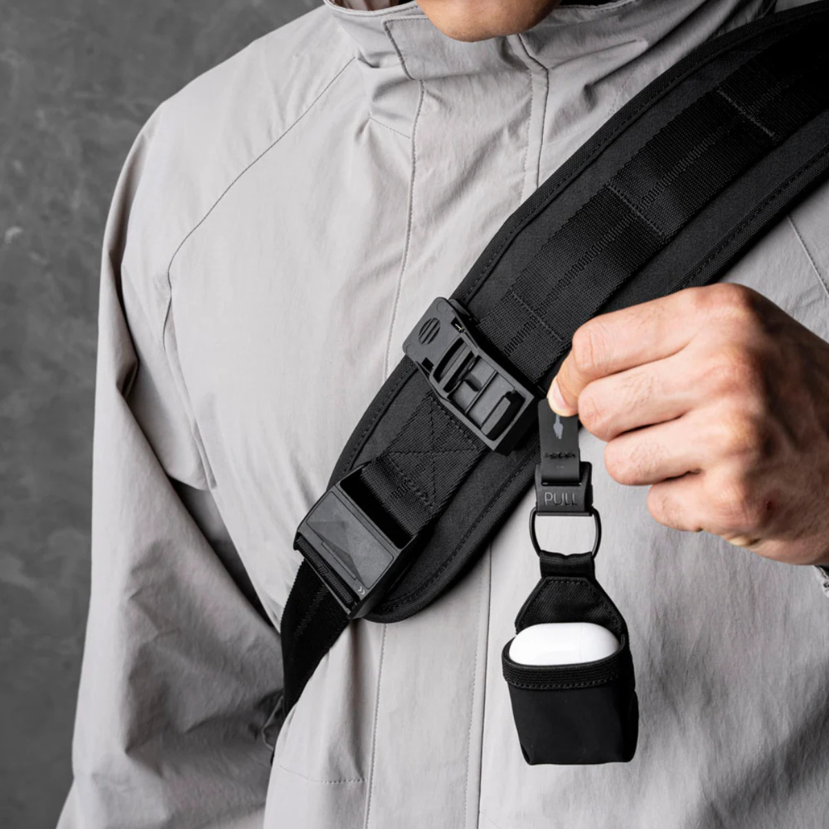 肩帶上的織帶環可讓您通過與 HUB 模組化配件(單獨出售)集成來定製您的攜帶方式。