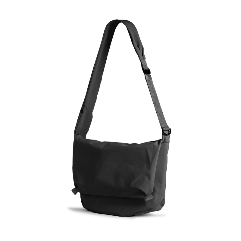BITPLAY Essential 6.5L Messenger Bag 黑色款,展示防潑水與輕量設計。