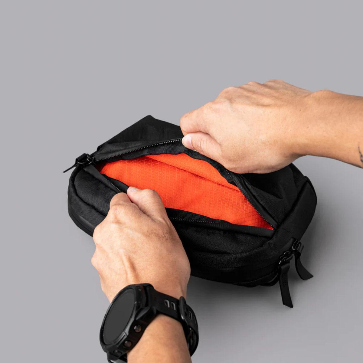 【Alpaka】Flight Sling 側肩包 1L|輕巧防潑水