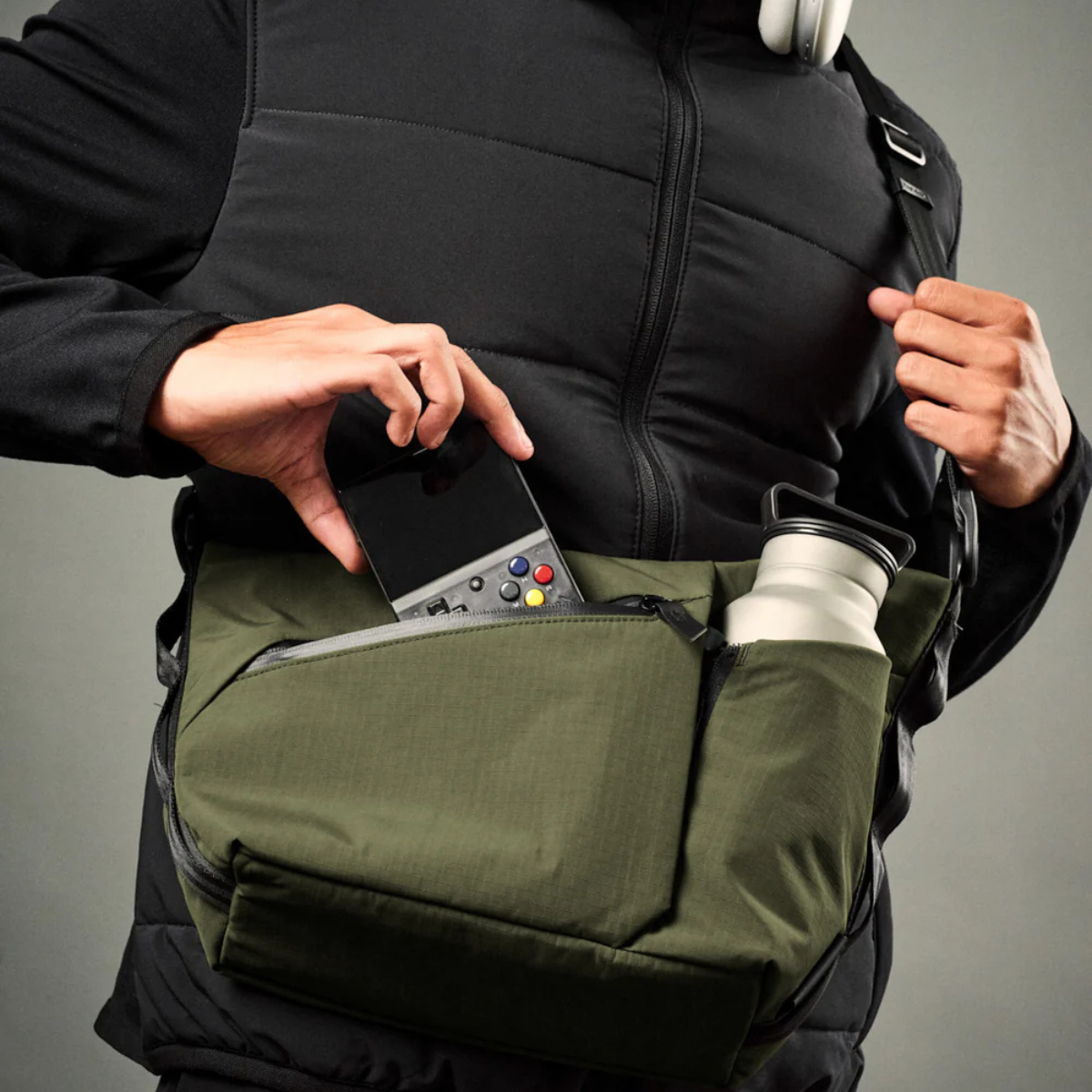 Alpaka Flow Satchel 側肩包
正面的快速存取口袋可輕鬆存放必需品,並配有內建鑰匙夾。