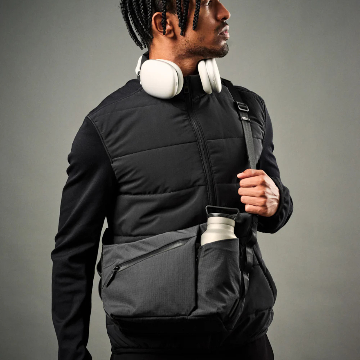 Alpaka Flow Satchel 側肩包
拉鍊擴充角撐板可讓您容納 1 公升大的瓶子。