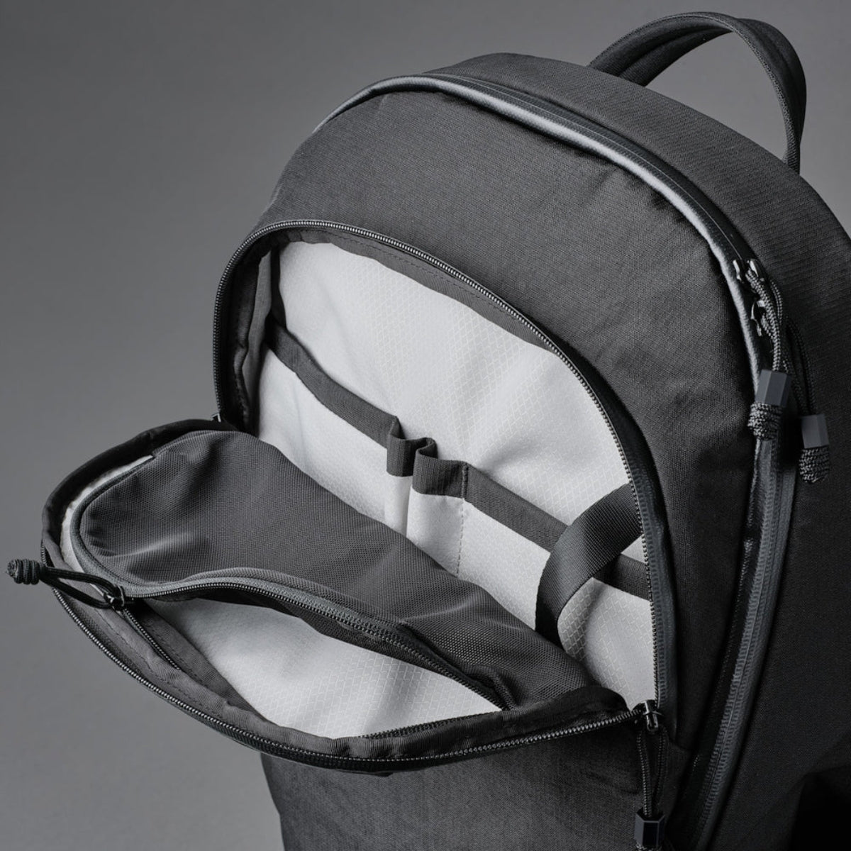 Alpaka Bravo Backpack:
前置口袋內有多功能分隔袋,可放置手機、相機、筆、耳機等物品。