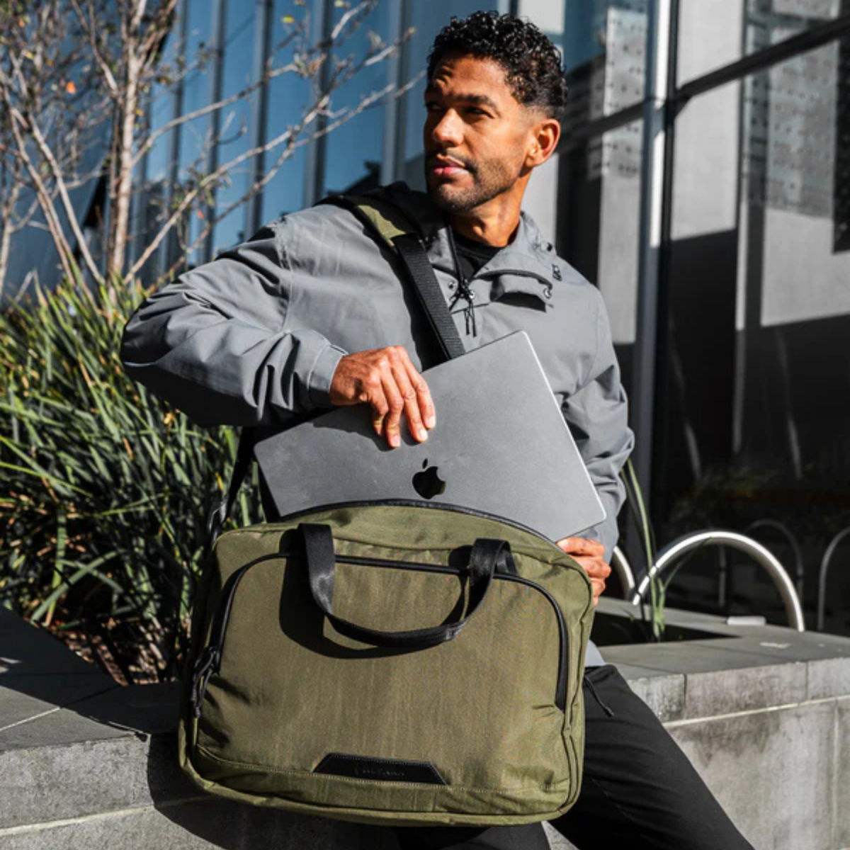 Alpaka Bravo Brief 商務手提包
筆記型電腦保護套:內部加墊 16 吋筆記型電腦專屬隔層,並採用柔軟內襯,提供卓越保護。