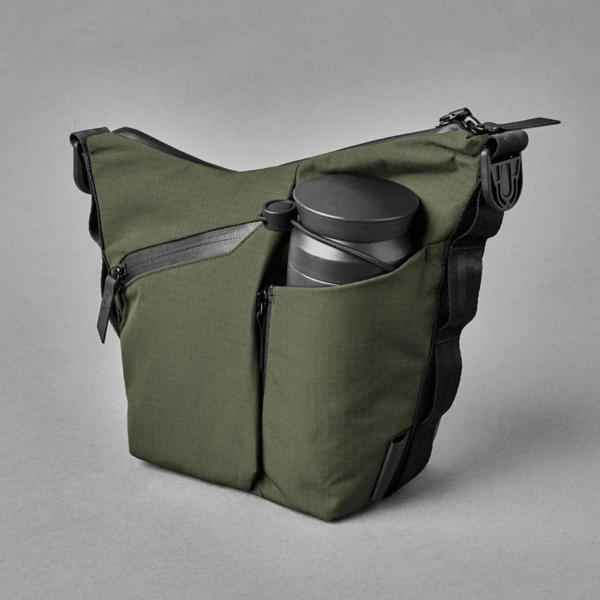 Alpaka Flow Satchel 側肩包
拉鍊擴充角撐板可讓您容納 1 公升大的瓶子。