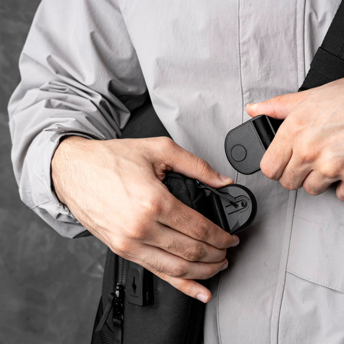 可拆卸雙面肩帶,輕鬆轉換攜帶模式。