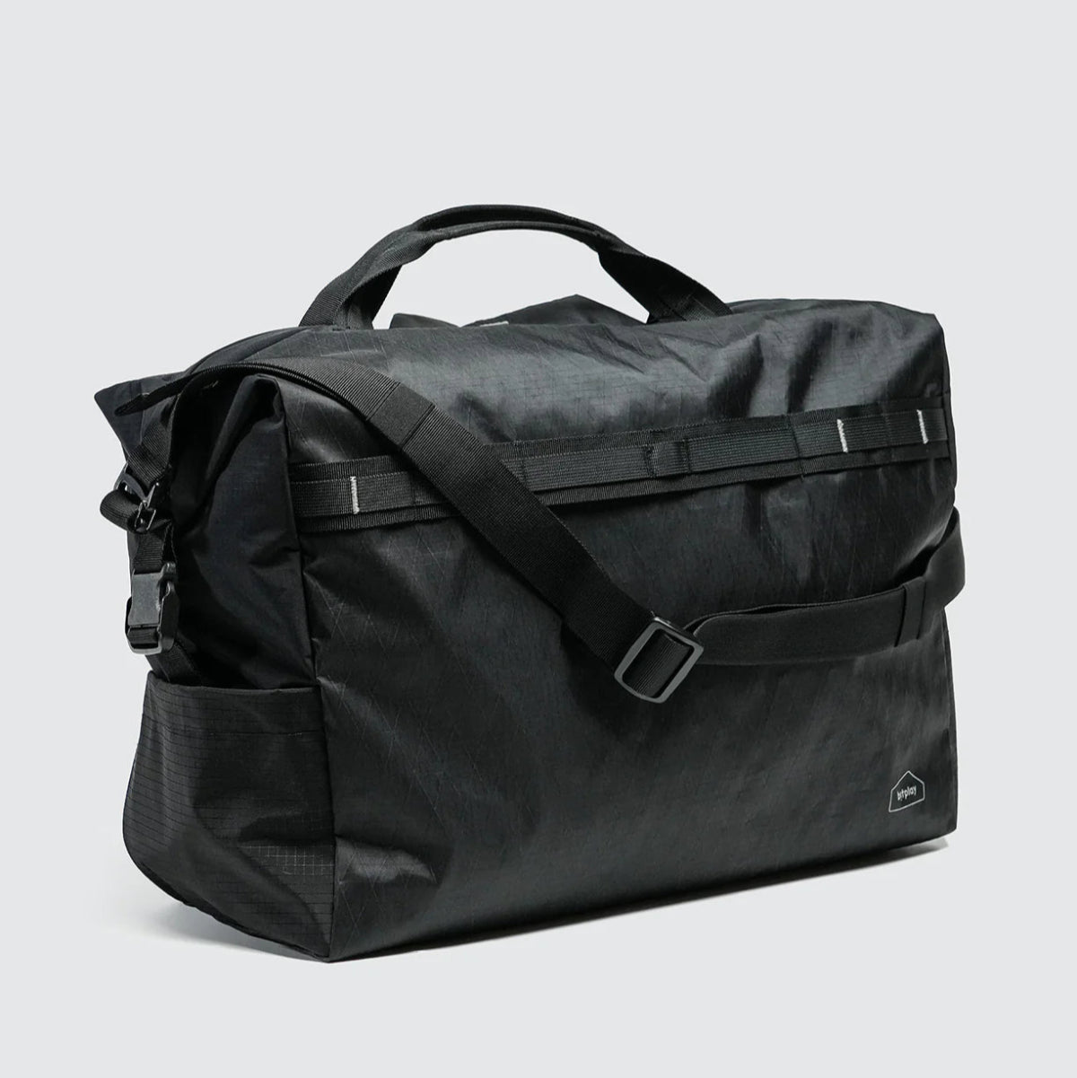 Bitplay 45L 行李袋,採用抗撕裂防水材質,具備多功能收納設計,支援手提、肩背及行李箱固定,適合旅行與日常使用的輕便耐用包款。