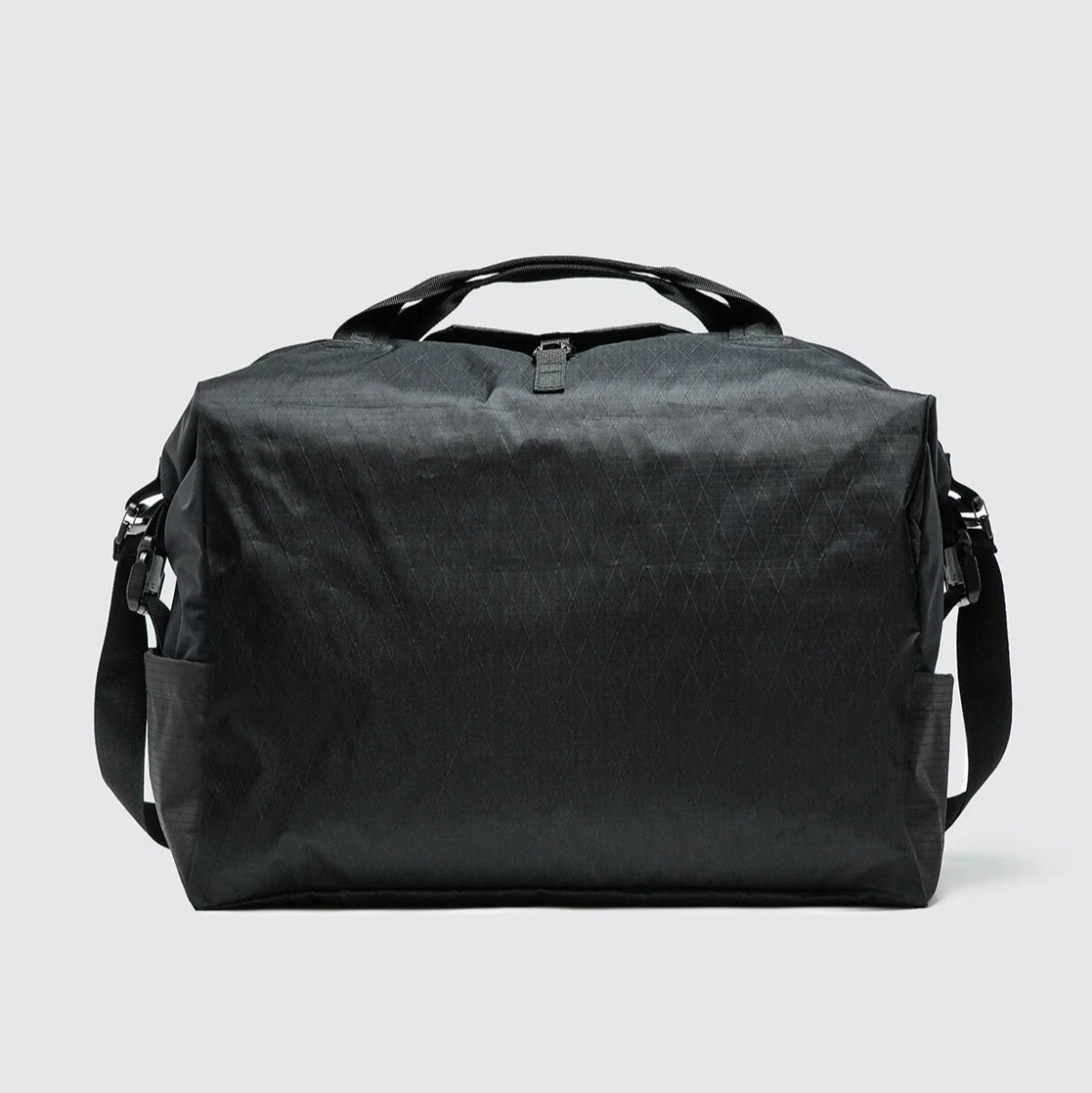 Bitplay 45L 行李袋,採用抗撕裂防水材質,具備多功能收納設計,支援手提、肩背及行李箱固定,適合旅行與日常使用的輕便耐用包款。