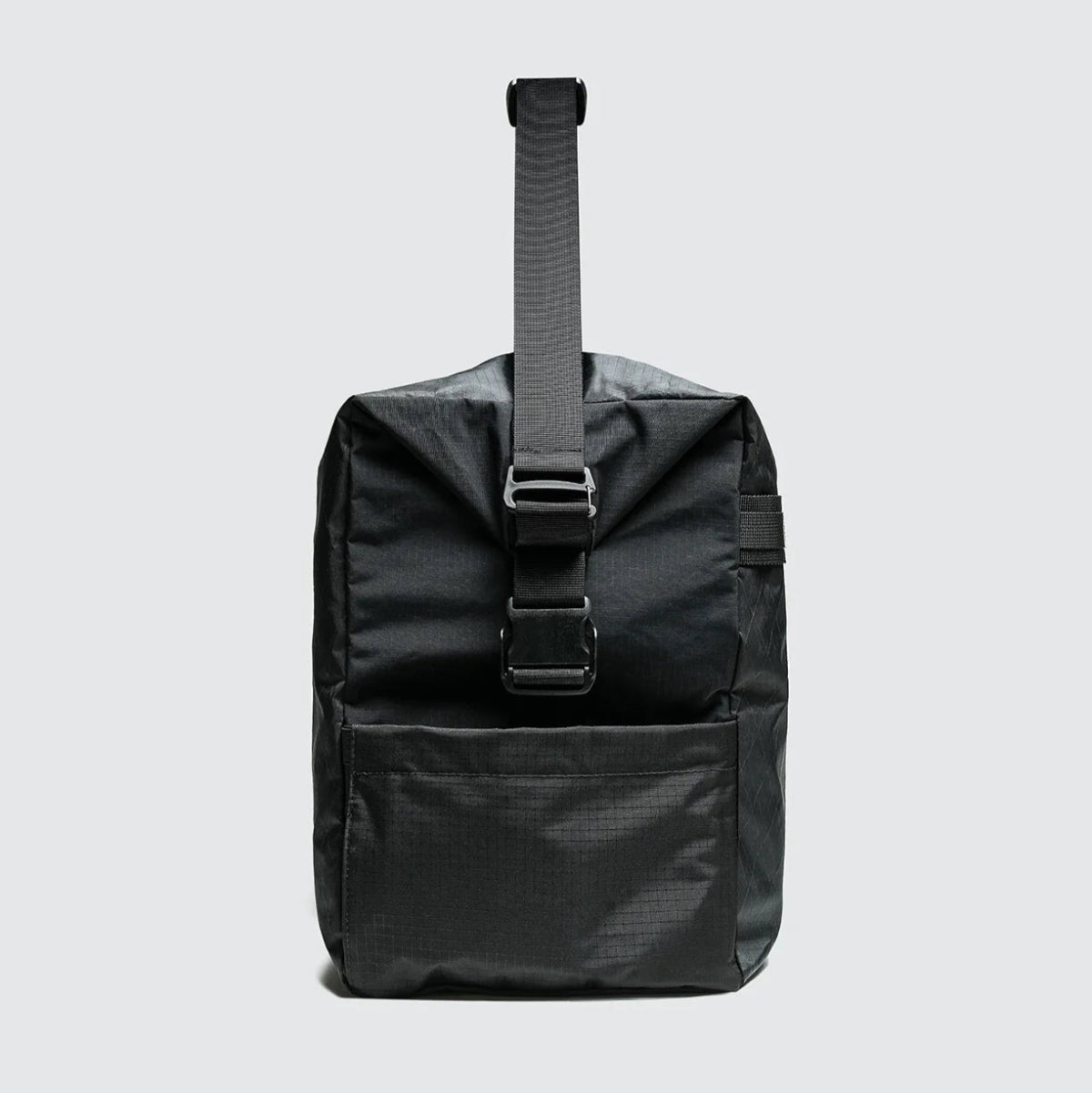 Bitplay 45L 行李袋,採用抗撕裂防水材質,具備多功能收納設計,支援手提、肩背及行李箱固定,適合旅行與日常使用的輕便耐用包款。