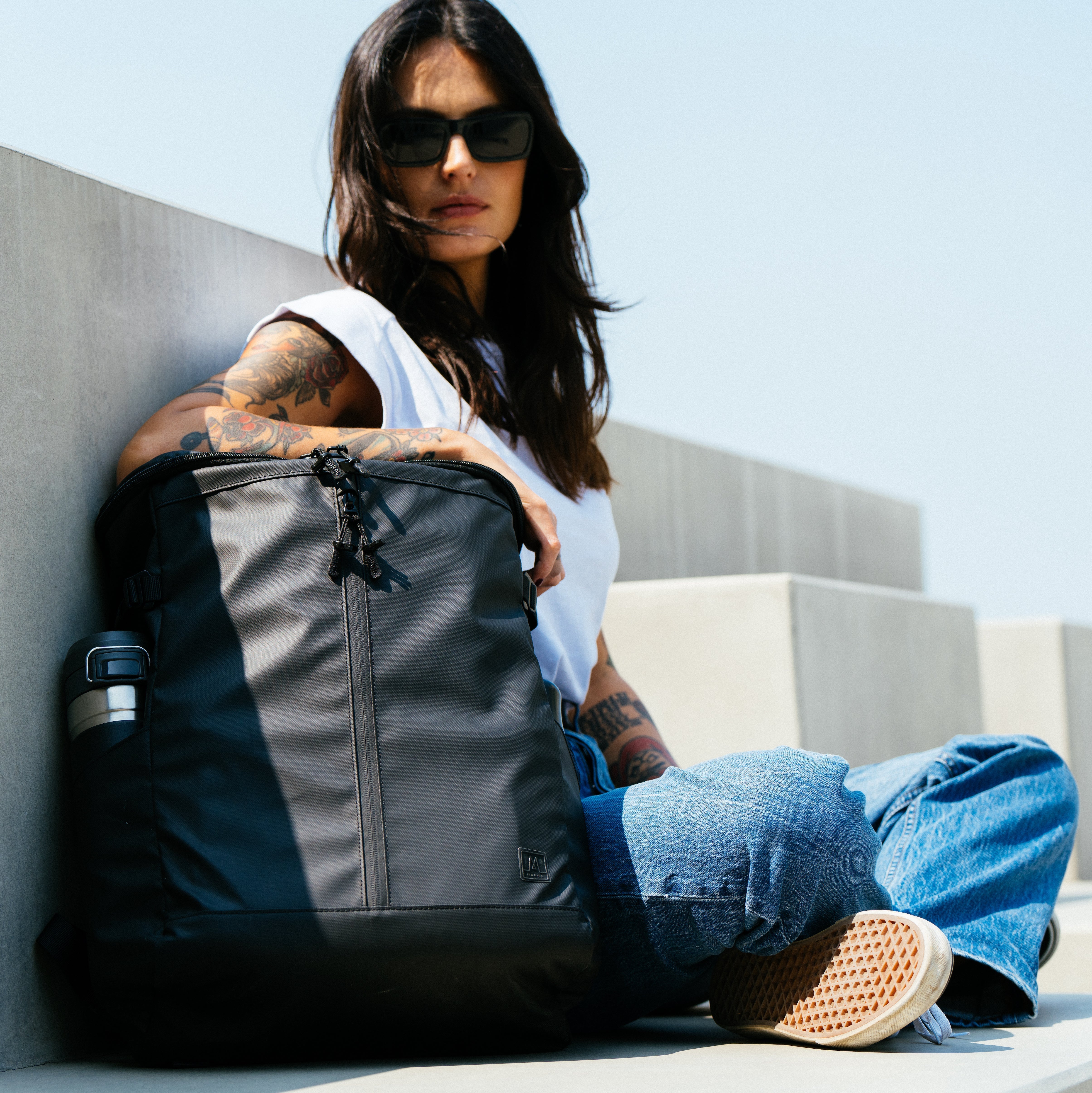 Moral Rochester Omni 雙肩背包正面細節特寫,細節設計提升背包的質感與實用性